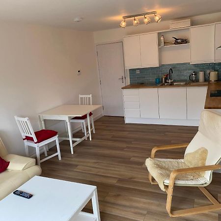 Adorable One-Bedroom Flat With Patio Garden. Southwick  Extérieur photo