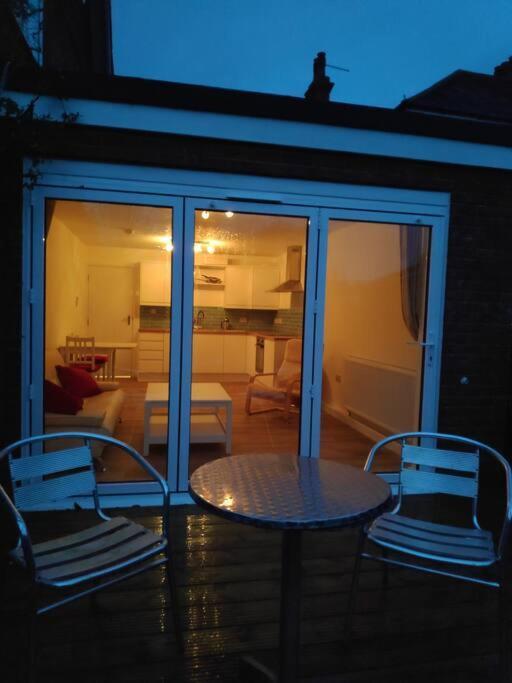 Adorable One-Bedroom Flat With Patio Garden. Southwick  Extérieur photo