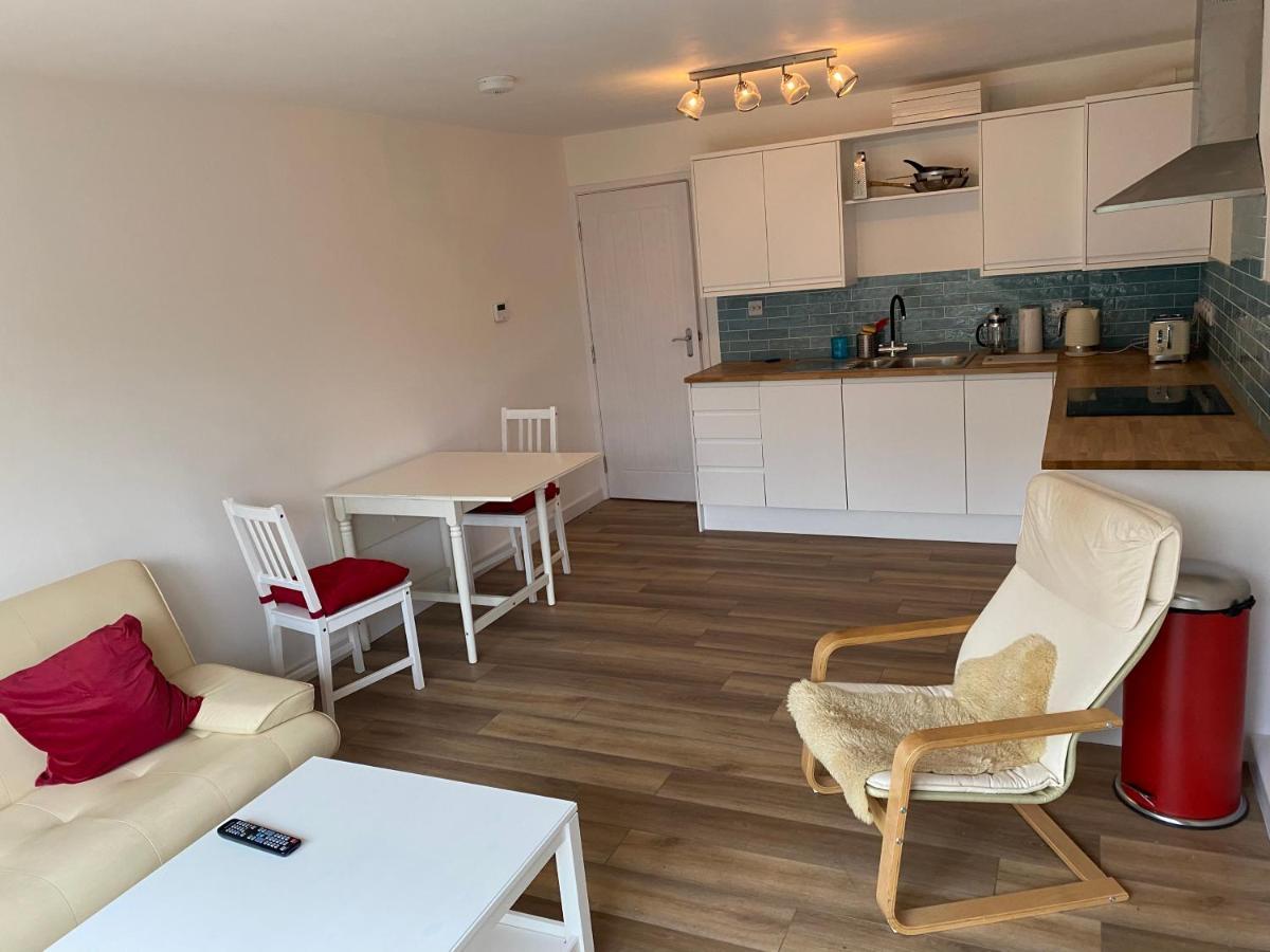 Adorable One-Bedroom Flat With Patio Garden. Southwick  Extérieur photo