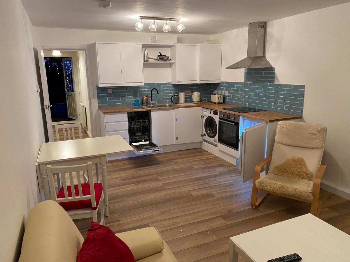 Adorable One-Bedroom Flat With Patio Garden. Southwick  Extérieur photo