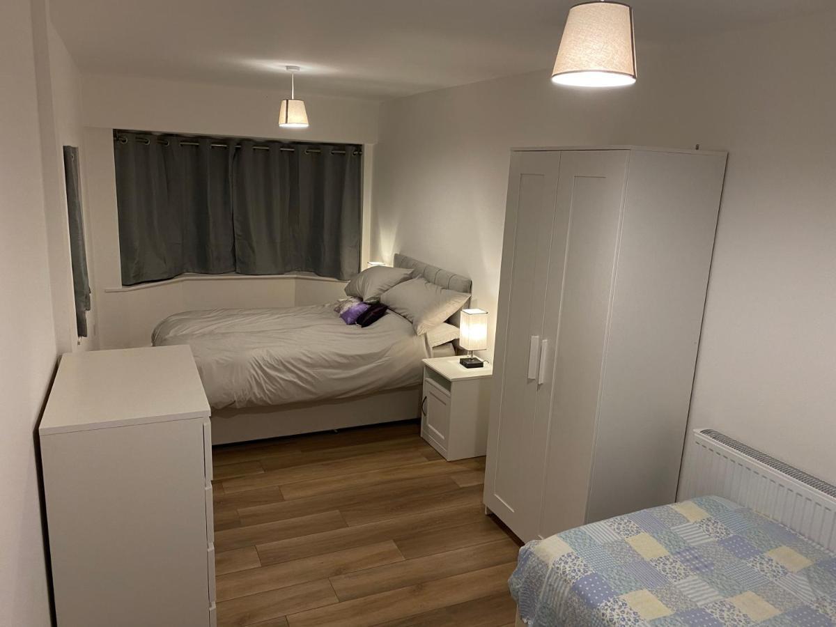 Adorable One-Bedroom Flat With Patio Garden. Southwick  Extérieur photo