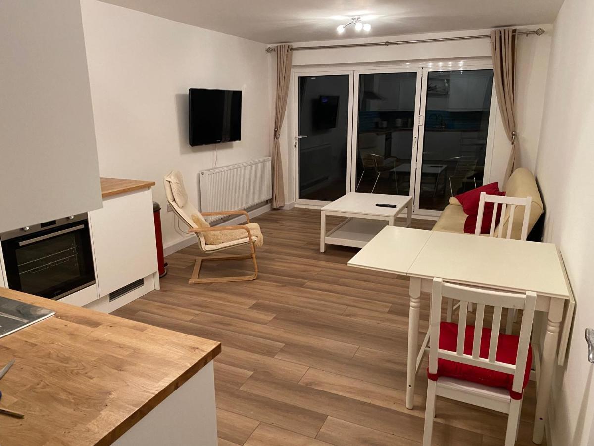 Adorable One-Bedroom Flat With Patio Garden. Southwick  Extérieur photo