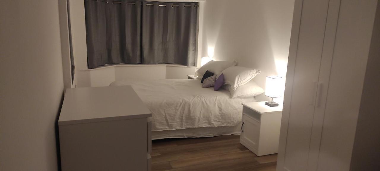 Adorable One-Bedroom Flat With Patio Garden. Southwick  Extérieur photo